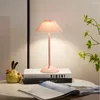 テーブルランプノルディックアート雰囲気USB充電装飾ナイトライトモダンスタイルベッドルームリビングルームの装飾用の金属ベース付きモダンスタイル