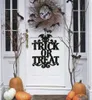 La sorcière est à la décoration d'Halloween Porte de panneau suspendu Porte suspendue Stickers muraux extérieurs Halloween Decoration PVC Seccules murales YL58029686