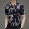 Camisas casuais masculinas Summer gelo seda camisa de manga curta sem tendência de ferro moda solta e confortável