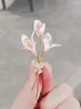 Broscher växter blomma lilja brosch kvinnlig handmålning tillbehör stift temperament kappa affärsdräkt corsage