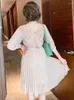Платья для вечеринок инкрустированы Diamond v воротничко сетчатой ​​сетчатой ​​геометрической линии с плиссированным платьем с подвеской для женщин 2024 Весна