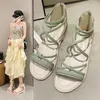 Sandaler 2024 Koreanska stil Kvinnor Flatskor Lagen Square Heels 3cm Elegant sommar utanför Cross bundna läder Kvinnliga bilder