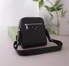 Luxe heren aktetassen Designer tas aktetas crossbody tas schoudertel telefoon zak klein formaat driehoek koeienhider leer gedragen rond metalen ritsschoudertas pochette