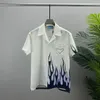 Camicia estiva a maniche corte per uomini Design del modello di cucitura a fiamma retrò camicie da spiaggia hawaiane camicie di seta Pajamacollar 240422