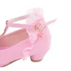 Festa de festa de couro sapatos de couro meninas pu baixo salto de renda com flor infantil sapatos de casamento meninas sandálias de dança de dança de dança branca rosa 240415