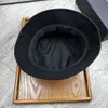 Chapeau de seau en coton / capuchon noir brodé des chapeaux à bord large chapeau motif concepteur accessoires de mode Boonie chapeaux de pêche d'été Cap Unisexe