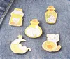 Cartoon Animal Series Cat Rabbit Brooches Femmes Alloy Emalie Bottle Moon Fish Pins Pins Unisexe Étudiant Sac à dos Badge Broge Bro2229708