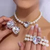 Nieuwe liefde gevormde glazen diamanten oorbellen en kettingcombinatie Set voor damesimitatie Pearl accessoires bruidsjuwelen