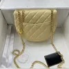 Diseñador Luxury New Camellia Golden Ball Series Bolsa de silla de montar hecha de alto brillo de piel de oveja Bolsa de hombro para mujer disponible en blanco negro y amarillo