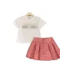 Lettera di moda Lettera Cherry Stampato Set di vestiti per bambini T-shirt a maniche corte con gonna pieghettata 2pcs per bambini estivi Outfit Z7957