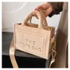 Trendig flanell elegant brev tryck handväskor kvinnor velor väska kvinnliga fyrkantiga tvärsäckar axelväska