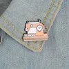 Broches cartoon oranje naaimachine email pins schattige hart kleermaker dagelijkse benodigdheden rapel voor doe-het-zelf-handgemaakte enthousiastelingen