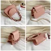 Sac petit volet carré crossbody fashion qualité pu cuir en cuir de cuir pu pour femme sac à main femelle en acrylique épaule de la chaîne de la chaîne