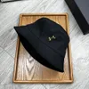 Chapeau de seau en coton / capuchon noir brodé des chapeaux à bord large chapeau motif concepteur accessoires de mode Boonie chapeaux de pêche d'été Cap Unisexe