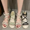 Sandaler 2024 Koreanska stil Kvinnor Flatskor Lagen Square Heels 3cm Elegant sommar utanför Cross bundna läder Kvinnliga bilder