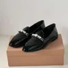 Mocas de cadeia de pérolas redondas, sapatos de couro pequenos, couro de patente, estilo francês de um pé, sapato único, estilo minimalista feminino