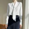 Blouses féminines 2024 chemise soyeux haut de gamme avec un haut en V Ribbon Fashion en V blanc peut être apparié des ensembles de costumes