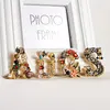 Broches 1 pc hoogwaardige strass Letter Broche Imitatie Pearl Barokstijl Legering Retro Luxe veelzijdig chic