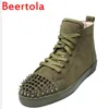 Brand de sapatos casuais beertola lazer elegante rebanho exército masculino verde rebite tênis redondo de ponta do dedo toe high top homem grande tamanho grande