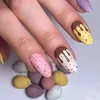 Fausses ongles courts ovales sur des pointes de clous amovibles avec conception d'oeufs de Pâques pour l'art de la décoration de la main