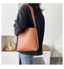 Omuz çantaları çanta dişi 2024 Modaya uygun Kore versiyonu vahşi tek omuzlu Messenger moda gündelik kova bagg