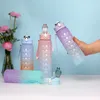 Butelki z wodą kubek z sitkiem słomy
