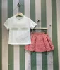 Fashion Girls Letter Cherry Impred Roups Sets Designer Kids T-shirt de manga curta com saia plissada 2pcs Summer crianças roupas Z7957