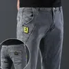 Стройные эластичные джинсы Мужчины модные корейские ноги серые брюки с серединой талии мужчина повседневные джинсовые брюки 240420