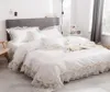 Home Textile 100cotton White Lace Bedding Set King Queen Tamaño gemelo sólido CLINEA PRINCESA CULLA DE LOS CORREDADORES DE LOS CORREOS COREANAS