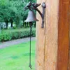 装飾的な置物枝に2匹の太った鳥が鋳鉄製の壁のベル素朴な家庭庭園の装甲手作りウェルカムドアグリーンイエロー