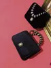 Verloren in vintage jaren 1960 fluweel handtas vierkant platte avondtas zwarte stof met gouden parels portemonnee mini -koppelings sluiting 240429
