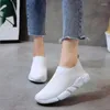 Casual Shoes 4 Färger Kvinnors andningsbara nät Körning Sticked Sock Ultra Light Slip On Sneakers Women Fitness Outdoor Sport