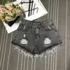 Shorts in denim rotto in vita in alto con fila estiva femminile versione coreana coreana grezza larga gamba larga più size jean shorts women 240422