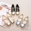 Chaussures en cuir de filles 2024 Marque Chaussures habillées pour le mariage Bling Bling Sandales plates Sandales Mode respirante 240417