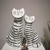 Decorazioni per la casa astratta Statue Animali Statue House Tavolino Bookcase Personalità Nordic Decorative Stripes Figurina per gatto 240425