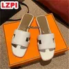 Designer Oran Womens Claquettes Claquettes Slide vere scarpe da spiaggia in pelle cucine piatte piatto sandale ladies lussuosa pantofole di lusso Hermys nermes Hemer