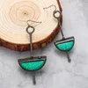 Boucles d'oreilles en peluche vintage longue bâton à moitié ronde vert résine Boute Erectes Tribal ethnique métallique à la main faits à la main