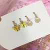 Boucles d'oreilles arrière 2 paires de filles Clip de papillon à fleurs jaunes sur les enfants de boucle d'oreille Robe