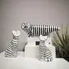 Decorazioni per la casa astratta Statue Animali Statue House Tavolino Bookcase Personalità Nordic Decorative Stripes Figurina per gatto 240425