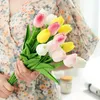 Fleurs décoratives 10pcs Fleur artificielle Real Touch Tulip Scrapbooking vase pour la décoration intérieure Garden de mariage Arc rose Garland Mère de la fête des mères