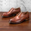 Chaussures décontractées 2024 Men de cuir gravé de style Rétro conception de la main Retro Hand