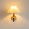 Wandlampen Noordige klassieke lamp LED -stoffen lampenkap Houtslaapkamer Licht woonkamer Warm decor voor