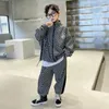 Set di abbigliamento ragazzi causali due pezzi 2024 giacca con cerniera a quadri a corto di primavera pantaloni confusi sciolti di orlo coreano alla moda 5-12 anni