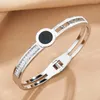 Bracelet en acier inoxydable personnalisé de Bangle pour femmes Numéros romains Hollow Roman adaptés comme cadeau de vacances pour votre petite amie