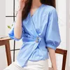 Women's Blouses Qoerlin Stijlvolle onregelmatige skew knop blauw gestreepte shirts ol mode casual v nek halve mouw slanke taille korte blouse