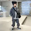 Set di abbigliamento ragazzi causali due pezzi 2024 giacca con cerniera a quadri a corto di primavera pantaloni confusi sciolti di orlo coreano alla moda 5-12 anni