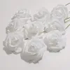 Decoratieve bloemen 50 -stcs/pakket Witte PE Rose kunstmatige bloemkop met stengel diy boeket bruiloftsfeest decoratie plakboek benodigdheden