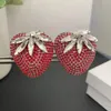 Orecchini schienali leggeri personalità di lusso a orecchie di fragola rossa per vestiti cose da donna accessori para mujer broches ropa