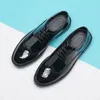 Casual Shoes Męska luksusowa impreza modowa sukienki klub nocny rzeźbia czarna patent na skórzane buty młody dżentelmen Platforma