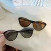 Occhiali da sole 2024 Donne personalizzate alla moda TR90 Occhiali da sole Occhi di gatto retrò ultra luminosi occhiali da sole UV Omperi da sole da viaggio da viaggio
